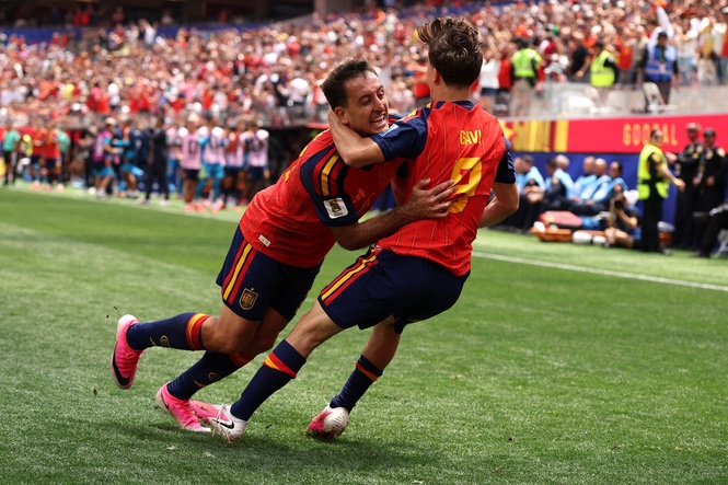 Spain vs Austria LIVE: Oyarzabal brace eases European champions through World Cup last 32