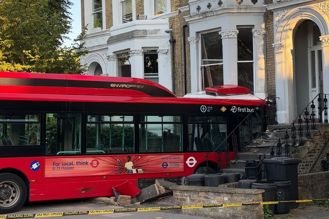 Bus ploughs into front window of Notting Hill home