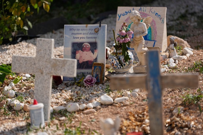 Pope marks July 4 by praying in Lampedusa for migrants who died seeking freedom and prosperity
