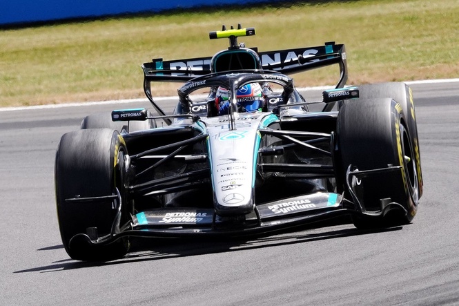 Kimi Antonelli denies Lewis Hamilton to take British Grand Prix sprint glory