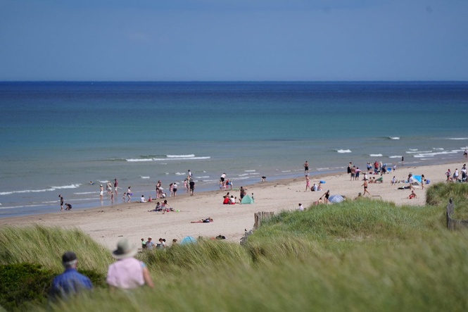 Temperatures of 30C on way as yellow rain warning issued for parts of UK