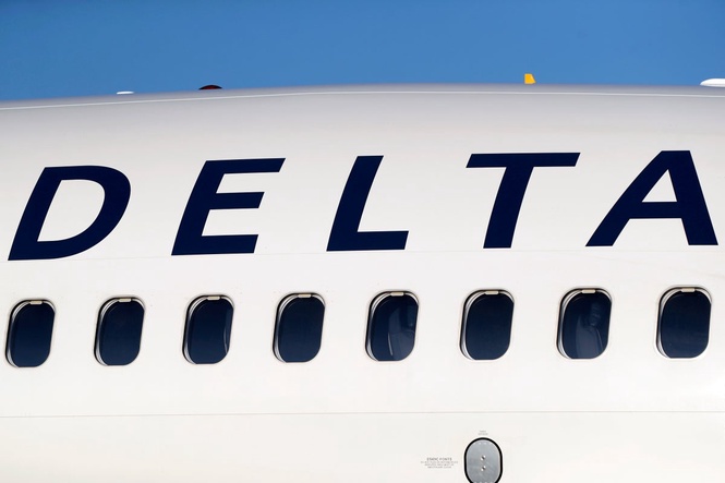 Delta pilot reports a close encounter with a July Fourth firework before landing in Chicago