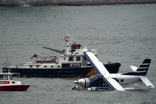 Moment plane carrying 10 crash lands in New York City’s East River