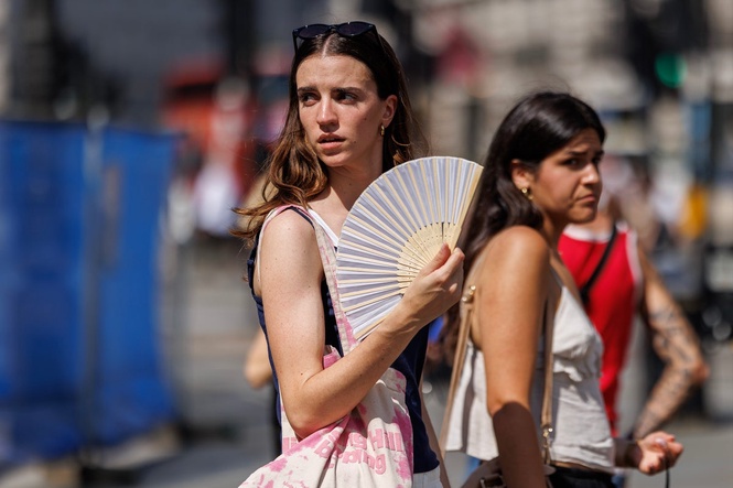 UK faces ‘longest heatwave in 50 years’ as health alerts come into force