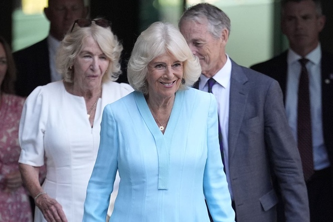 Queen joined by sister on royal visit to Wimbledon Championships