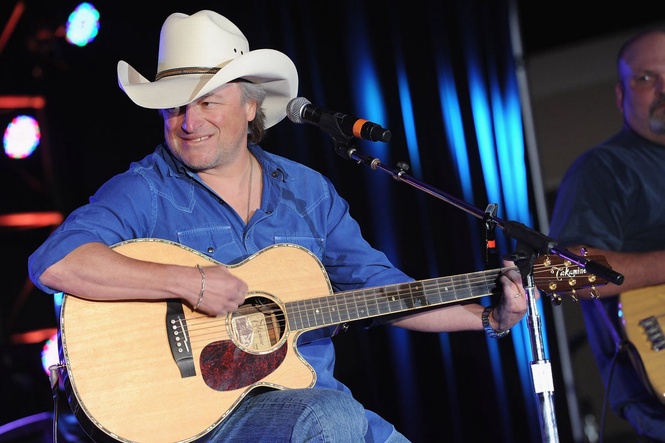 Country music star reveals longtime bandmate died on tour bus