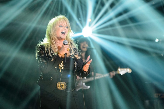 Catherine Zeta-Jones says her ‘heart is broken’ from Bonnie Tyler’s death