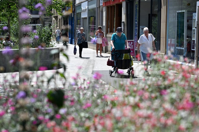 British retail footfall drops as heatwave hits high street