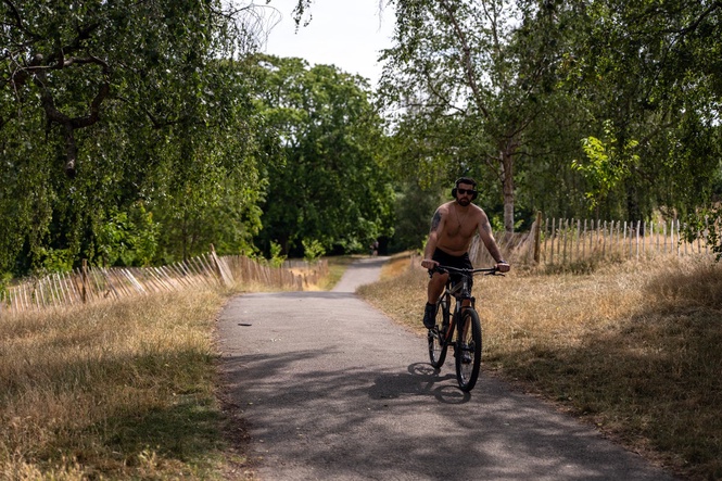 Heatwave wildfire warning as Met Police urge people to only dial 999 in emergency after surge in calls