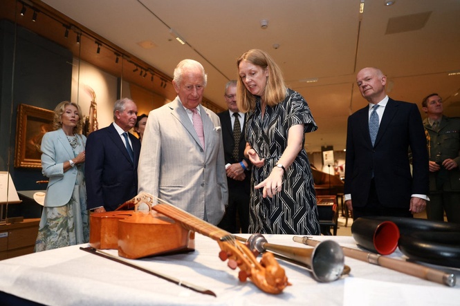 King gets musical welcome as he opens University of Oxford building