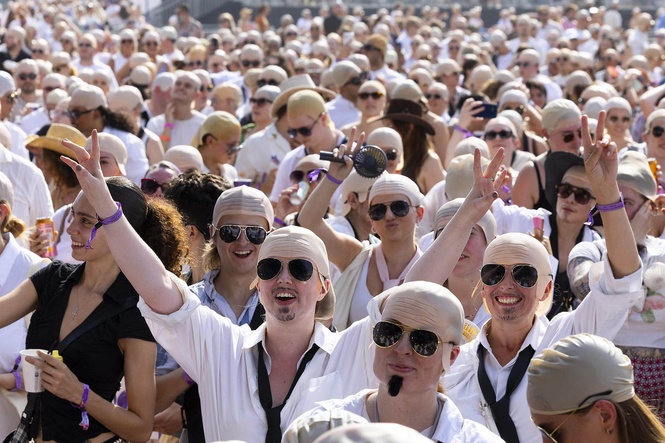 Count begins as Pitbull aims for record gathering of people wearing bald caps
