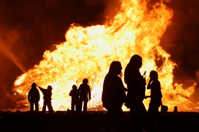 Twelfth celebrations begin with lighting of bonfires