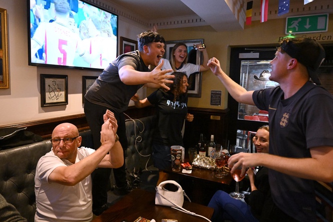 UK pubs set to stay open longer for England v Norway World Cup clash