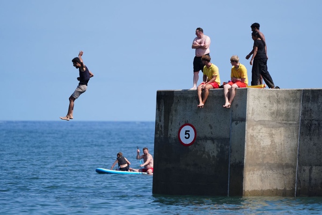 Scorching heatwave conditions to last ‘until at least next week’ – Met Office