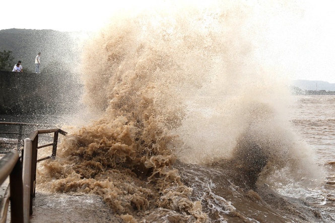 Typhoon Bavi brings strong winds and rain to eastern China as more than 2 million people evacuated