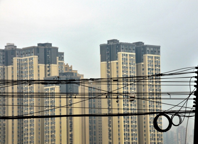 Man who parachuted off residential building in China arrested over stunt