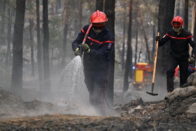 1,000 evacuated from Fontainebleau fire near Paris; Spanish authorities identify some fire victims