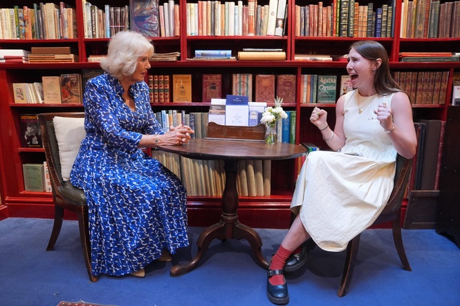 Queen tells booksellers ‘I hate sci-fi’