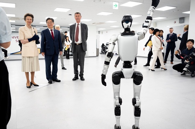Anne’s royal meet and greet with a robot during South Korea tour