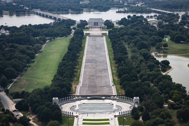 As the DC Reflecting Pool is drained, the gash Trump claimed vandals caused is hard to find