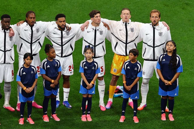 Watch as England and Argentina fans drown out each other’s national anthems with boos and jeers