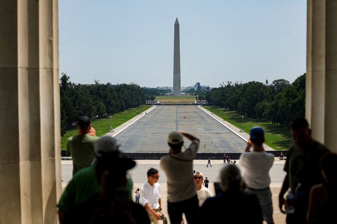 FBI agents search drained Lincoln Memorial Reflecting Pool as Trump looks to pin refurb disaster on vandals