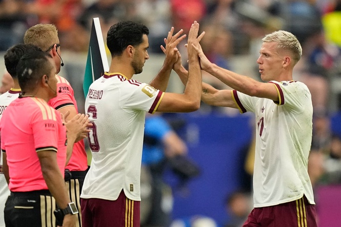 Spain practices outside before the World Cup final as smoke fills the air in northern New Jersey