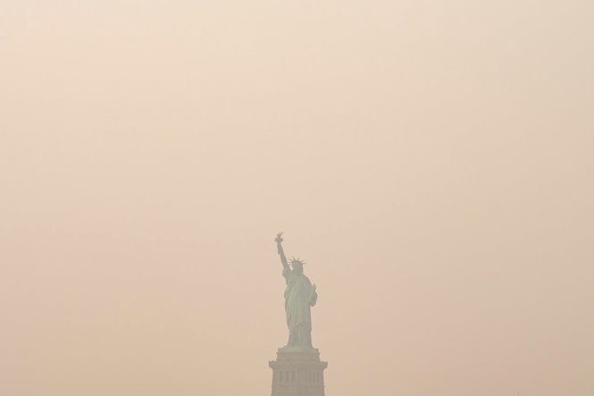Heavy smoke from wildfires is darkening skies from the US Midwest to the East Coast, in photos