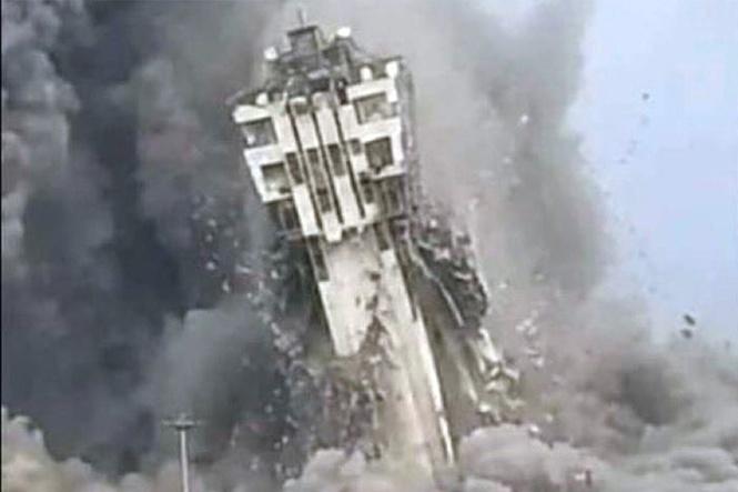US attacks on Iran escalate as tower is destroyed in key port