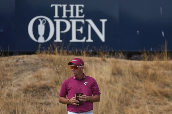 Australian golfer Lucas Herbert matches the major championship record with a 62 at the British Open