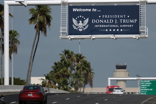 United blames ‘poorly worded’ internal memo for false claim travelers can switch flights from Trump airport for free