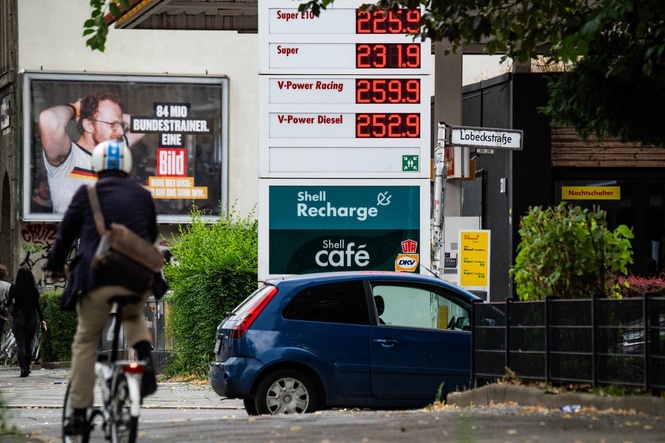 Oil price soars above $90 as US and Iran escalate war