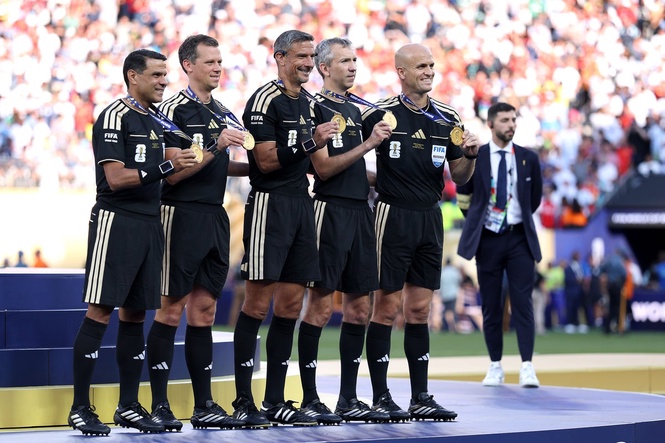 Watch as referee stands on tiptoes for World Cup group photo