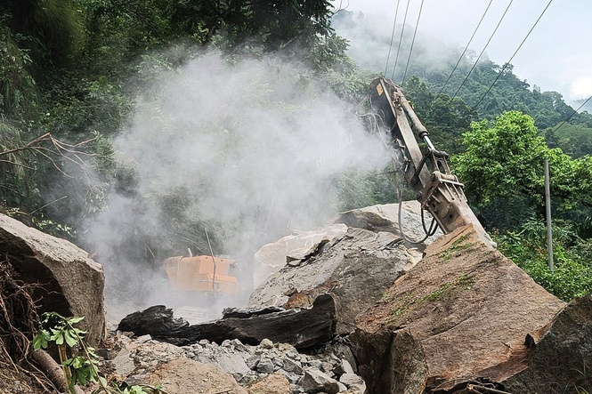 Race to reach trapped workers after 10 killed in tunnel collapse caused by methane explosion in India