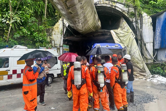 Bulletin world briefing: 10 dead in India tunnel disaster and Ukraine army chief to quit