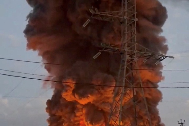Huge fires as Zelensky launches new attacks on Russian warehouses