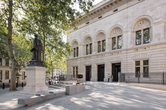 Tickets refunded as power outage closes National Portrait Gallery