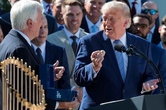 Dodgers present Trump with special gift during White House visit