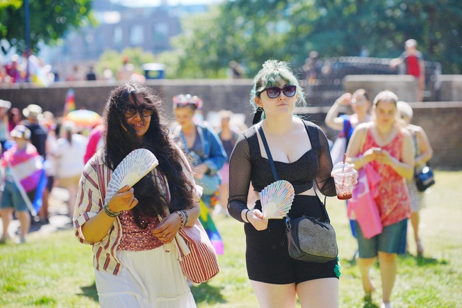 Heatwave and online shopping rebound delivers boost to June retail spending