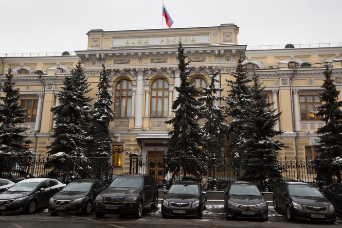 Russia's central bank gingerly cuts rates, caught between business complaints and inflation