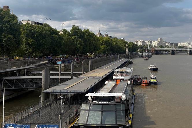 Westminster Bridge incident as five police officers are injured in boat crash