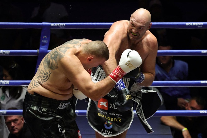 Tyson Fury beats Mariusz Wach after seventh-round TKO in Anthony Joshua warm-up clash
