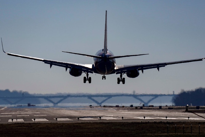 Jetting off for a summer vacation? How to eat and drink to minimize jet lag