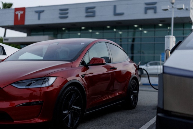 Latest lawsuit against Tesla claims car was set to ‘Insane’ acceleration mode for test drive