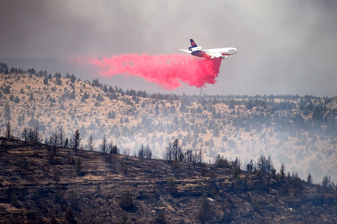 Fast-moving wildfires burn in central Oregon, in photos