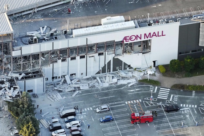 Shoppers trapped after explosion at Japanese mall as earthquake injures dozens