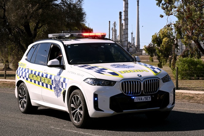 Police officer stabbed and suspect shot during incident in broad daylight in Adelaide