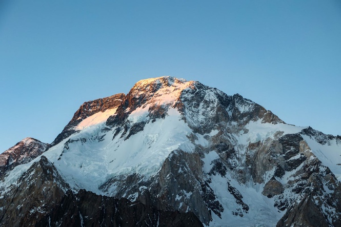 Body of US climber found after Pakistan avalanche as race continues to locate seven missing