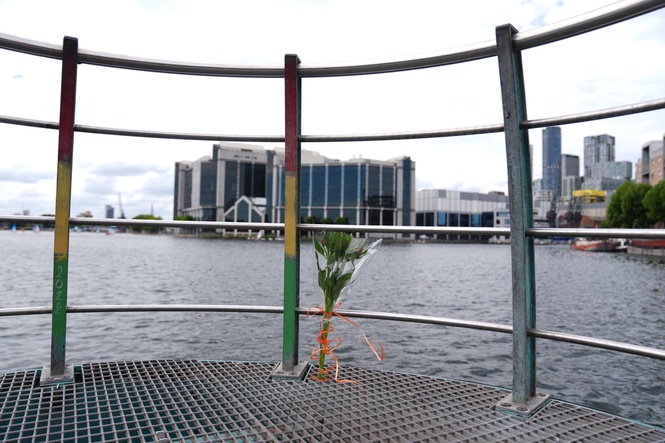 Teenager dies in River Thames as police issue warning