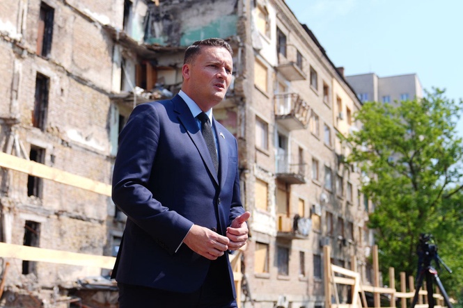 Volodymyr Zelensky hosts meeting with new Defence Secretary in Kyiv